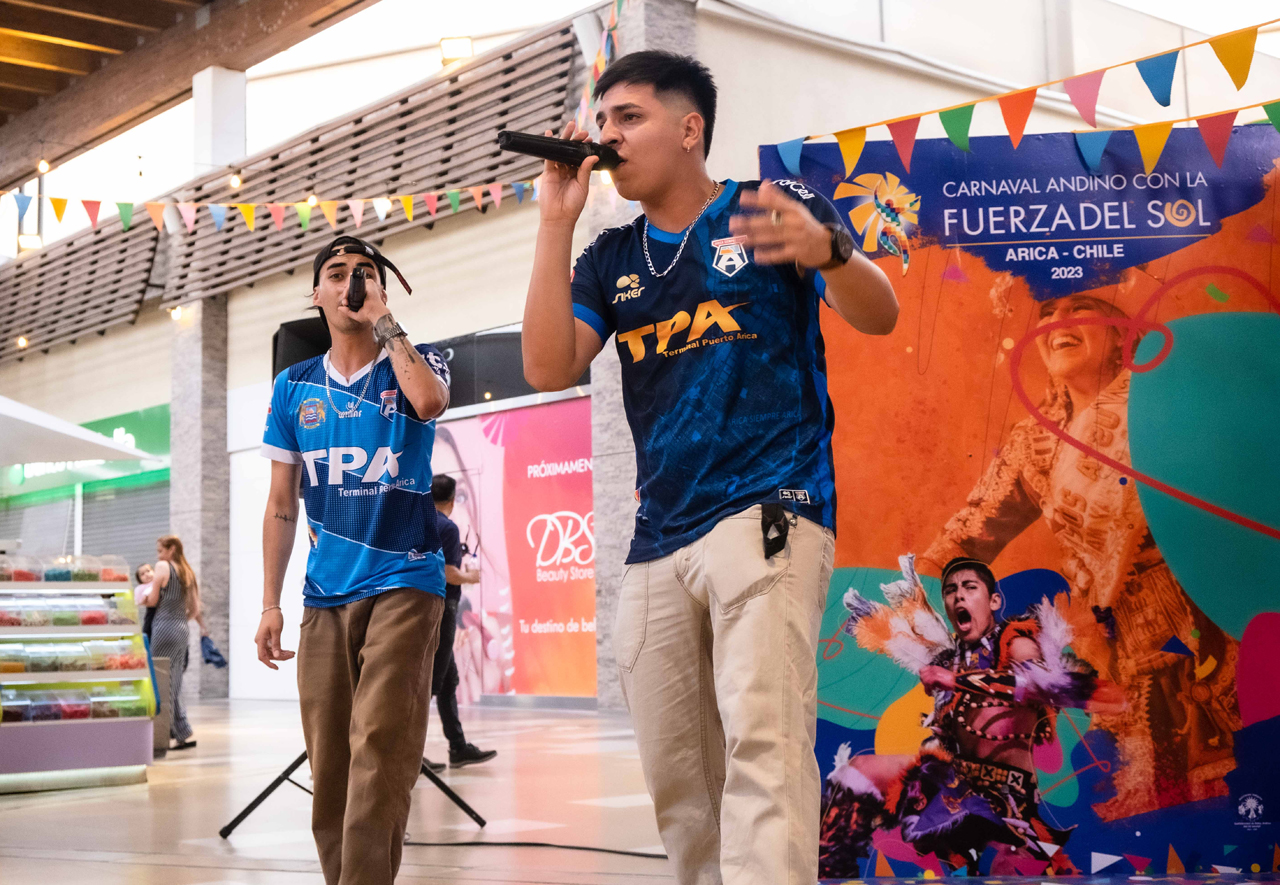 Los Mozalbetes presentaron su hit “Carnaval” en Mall Plaza Arica